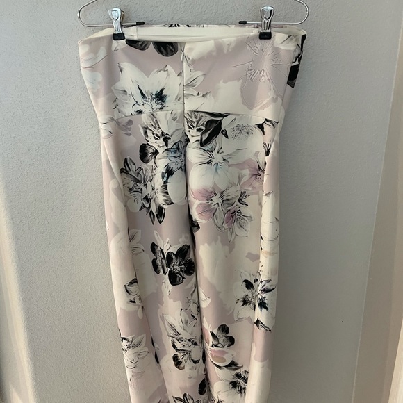 Strapless maternity body con maternity dress. Size 6 - Picture 2 of 3